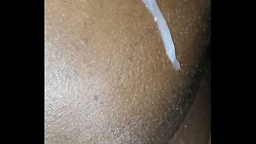 Olha o negão da rola grande gozando muito em plena madrugada