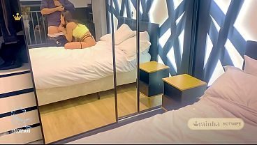 Braseileira casada safada, vai com amante para o motel. Rainha hotwife, diz que faz hora extra e vai com amante do trabalho para o motel e trai o marido corno manso.