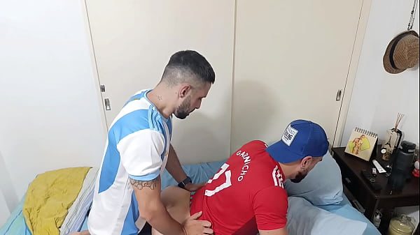 Al regresar de la cancha mi amigo hetero me permitió penetrar su hermoso culo gordo