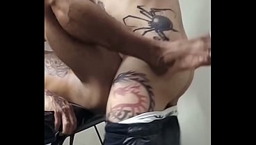 Metendo de frango em cima da mesa