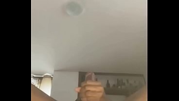 Mira como me sale la leche en cámara lenta, necesito meterla en tu culo