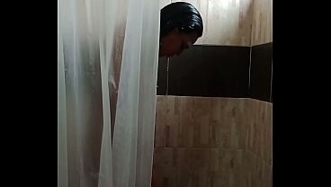 me espian mientras estoy tocandome en el baño