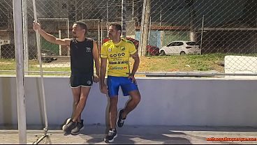 depois da pelada jogador e o treinador é flagrado fudendo atrás da quadra
