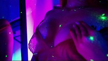mi cita de tinder posando en sensual luz neon
