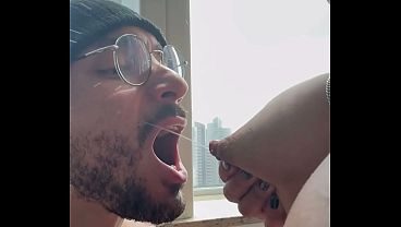 A Safada com leite nos peitos adora ser chupada por um macho que beba seu leite materno