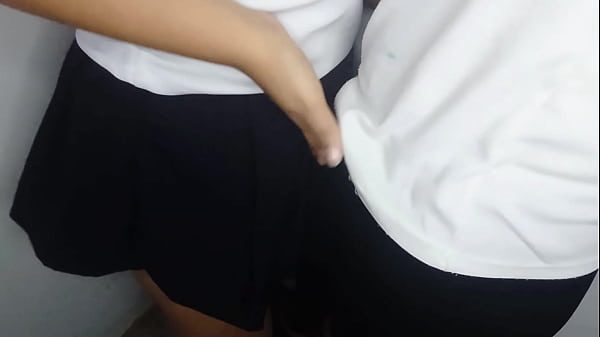 PAREJA DE ESTUDIANTES CACHONDOS FOLLA DE PIE EN UNA ESQUINA DEL AULA DE CLASE Y TERMINA EN CREAMPIE