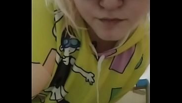 Doble amputada con anteojos monta dildo en la mesa