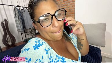 Três caras bem dotados arrombando a buceta de uma MILF com peitões deliciosos