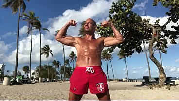 MAXXX LOADZ FLEXING AT THE BEACH
