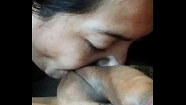 A mi novia le encanta mandarme los videos que graba con su padrastro mamandole la verga lo disfruta mucho y le saca toda la leche para comersela toda