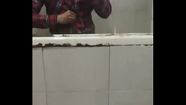 Practicando, entrenando el baile de Striper masculino en el baño del Gimnasio antes de cambiarme y pornerme a entrenar, ya le he bailado sexy a novias y esposas en los clubs swinger de los que soy cliente