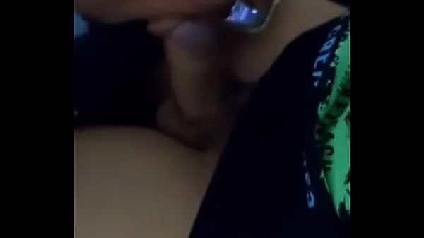 Peguei o novinho no flagra se masturbando no estoque e ele me colocou pra mamar