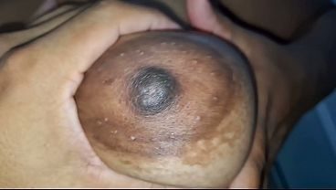 POV Pós-Banho Toalha Caindo: Ele Apertou Meus Bicos Naturais Até Sair Leitinho