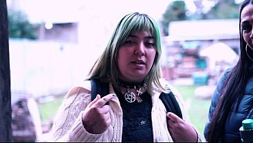 le alquilo mi cabaña a dos chicas muy extrañas FULL VIDEO