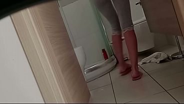 Marito lascia telecamera accesa e scopre doppio creampie