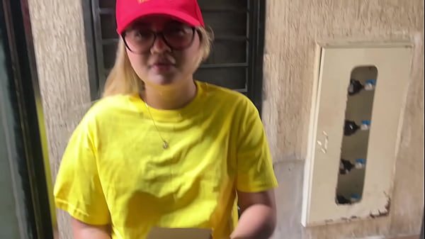 Castigo por Entrega Tardía: El Cliente Me Revienta el Coño a Cambio de Silencio