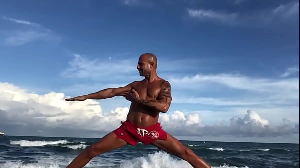 THE BEACH BODY PORNSTAR MAXXX LOADZ  DOING A SPLIT AT THE BEACH