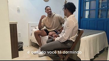 PACIENTE E MEDICO TRANSANDO NUM TESAO DENTRO DO CONSULTORIO