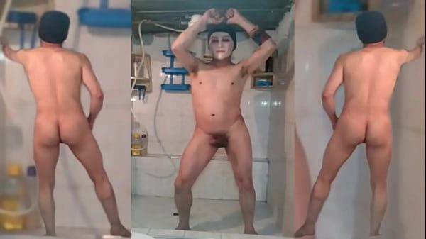 un movimiento sexy en el baño desnudo