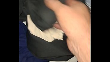 Hijastra deja su ropa sucia en el baño