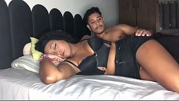 Fui acordar minha madrasta e acabei comendo minha meia-irmã uau!