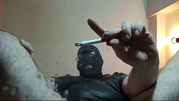 POV - Te vacío un condón en la cara, te ignoro y te escupo mientras fumo. Muy humillante.