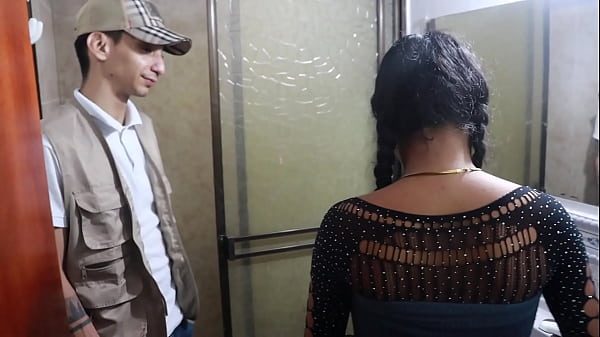 PLOMERO LLEGA ARREGLARME LA TUBERIA, PERO NO TENOG DINERO Y LE PAGO CON MI VAGINA Y ME FOLLA MUY RICO