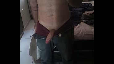 Cheguei do trabalho cheio de tesão e gozei no espelho