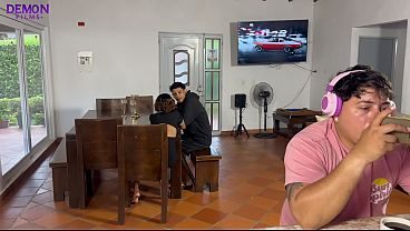 Jovencita de 18 es convencida por el amigo de su hermanastro para follarla mientras él está distraído