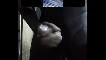 Negão da rola enorme batendo uma no xvideos