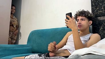 LA TRAVIESA DE MI HERMANASTRA ME SORPRENDE HACIÉNDOME LA PAJA.