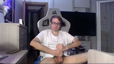 Nerd jugando con su pollón