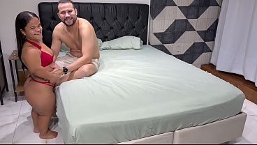 POLICIAL da ROLA GIGANTE seduziu sua EMPREGADA ANÃ e fodeu muito sua BOCETINHA APERTADA - COMPLETO NO RED