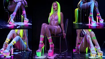 Heiße Girls zeigen Ihre High-Heels und lassen sich Ihre Füße und Ihren ganzen Körper vollspritzen. Verrückte Spermaschüsse in Neonlicht.