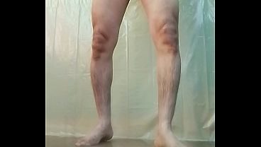 Bañándome desnudo en el patio de mi casa