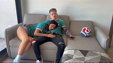 Joven mexicana aficionada se aburre y pide ser cogida durante el partido inaugural del Mundial 2026: México vs Sudáfrica