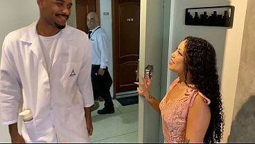 Fui traido mais uma vez - Esposa safada, estava na aula de massagem e fudeu com o massagista e a amiga na frente do marido corno manso.