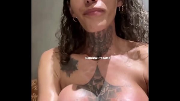 Ela gosta de te seduzir, Sabrina Prezotte a travesti pauzuda brasileira te chama pra beber leite.