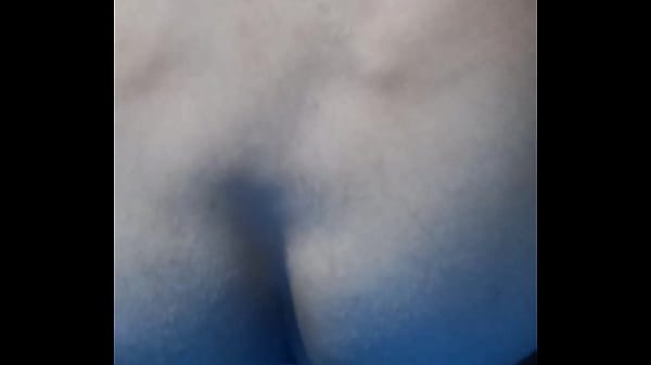 Juan prueba un pepino gordo con el culo