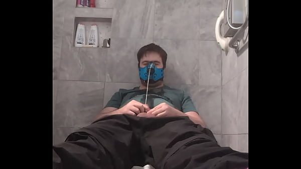 Je me pisse dessus comme un chien idiot et je me masturbe