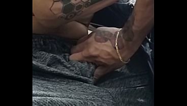 Mão boba durante a tatuagem