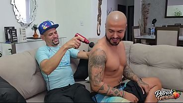 O Rogério veio trazer o massageador e acabou massageando meu cu com o seu pauzao