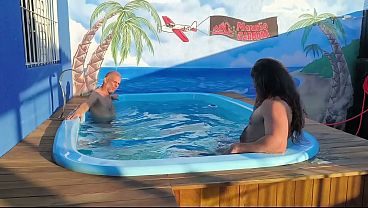 peguei no ato meuPai dando uns pegas no amigo dele na piscina