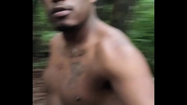 Negros no parque curtindo