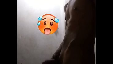 Me masturbo en el baño