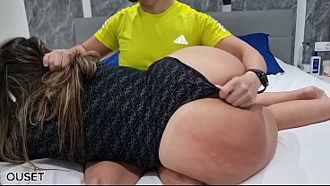 CULONA CON GRANDES CADERAS FOLLA CON EL AMIGO DE SU MARIDO