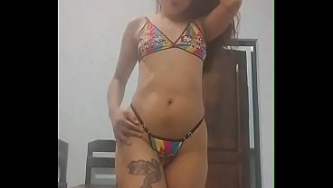 Mostrando bikini