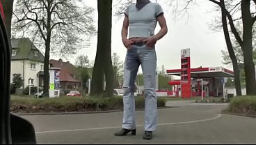 geiljeansboy wetting jeans on public road