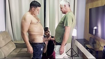 Coroa pauzudo me pegou traindo ele com outro macho, acabei apanhando e levando rola dos dois
