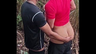 ENCONTREI MEU AMIGO DOTADO DE PAU DURO NO MATO E DEI O CU PRA ELE FUDER